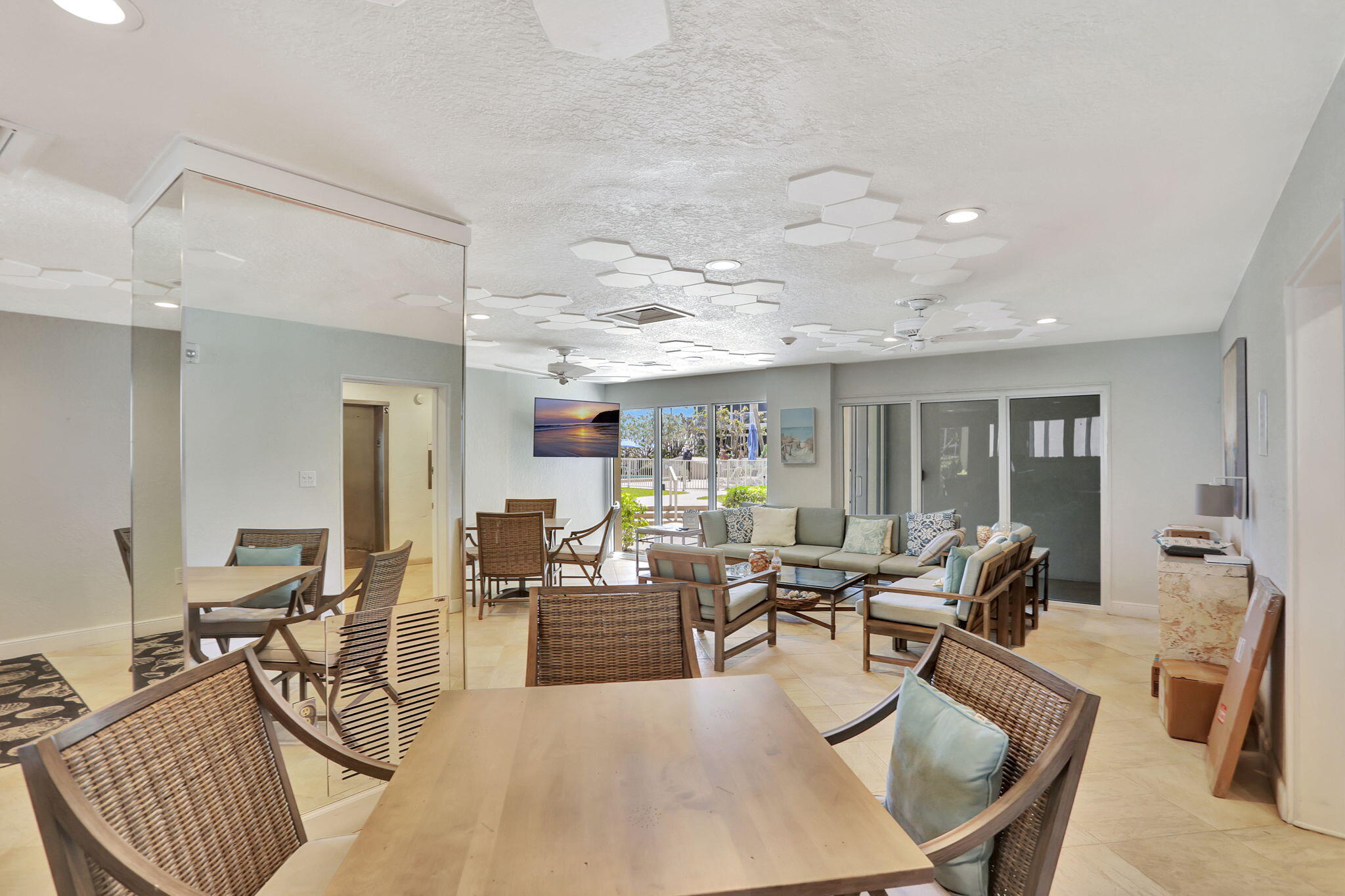 1069 Hillsboro Mile, Unit 705