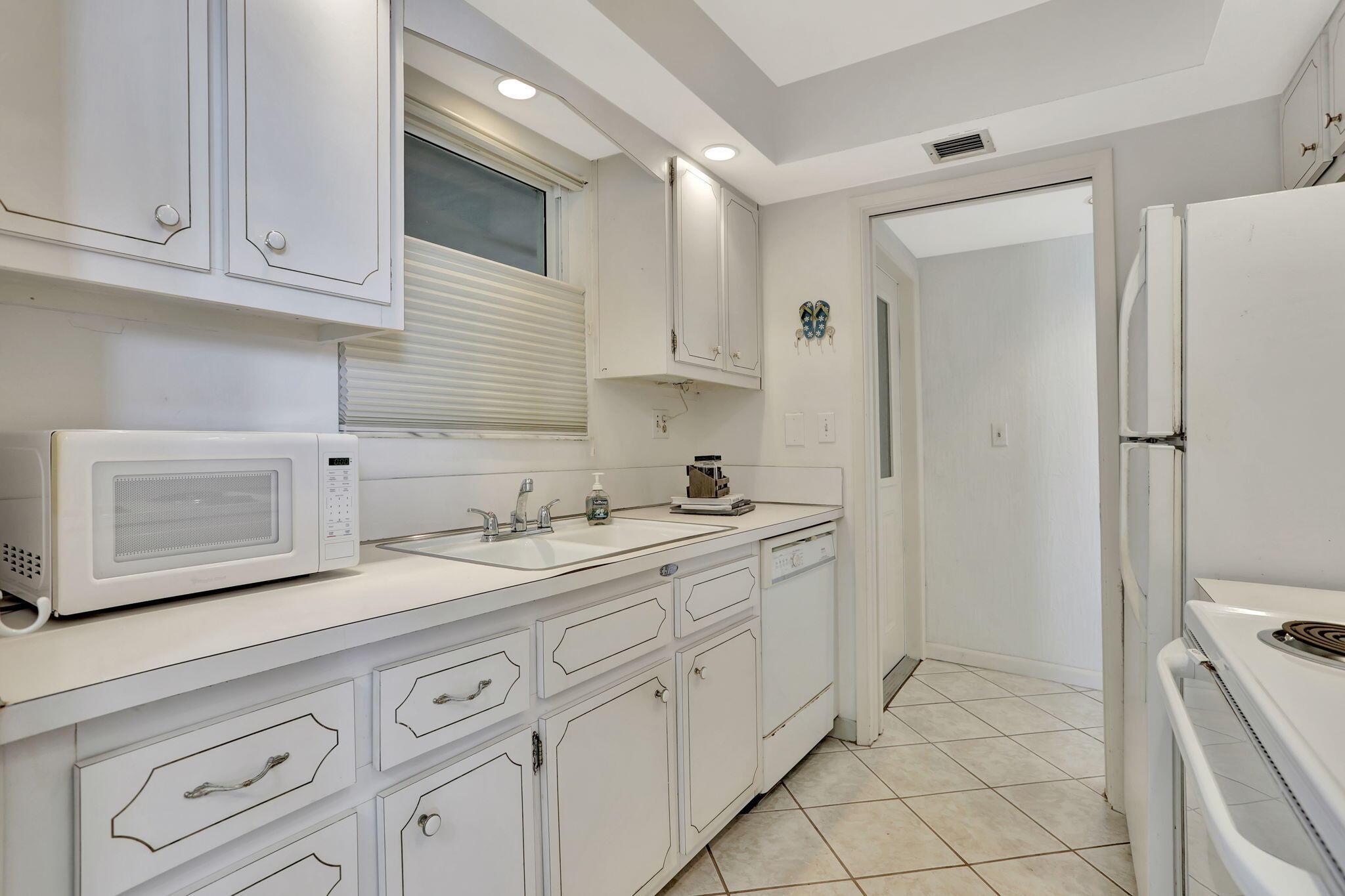 1069 Hillsboro Mile, Unit 705
