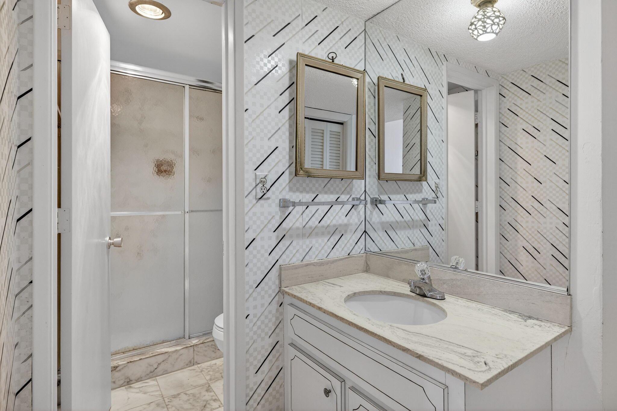 1069 Hillsboro Mile 802