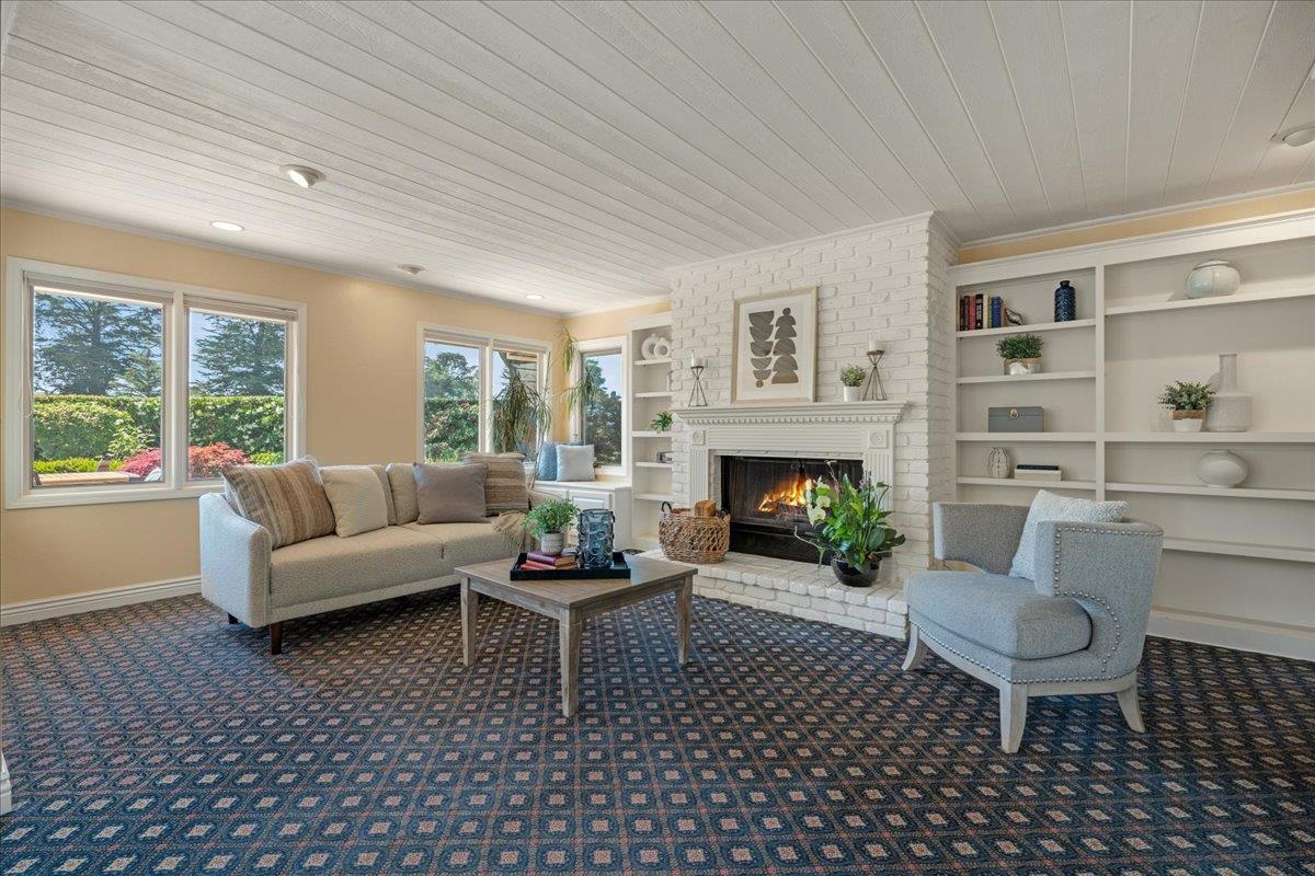 86 Hollins DR