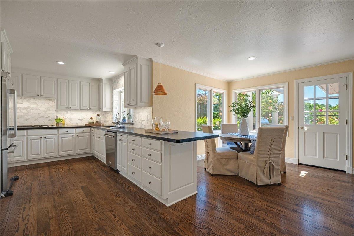 86 Hollins DR