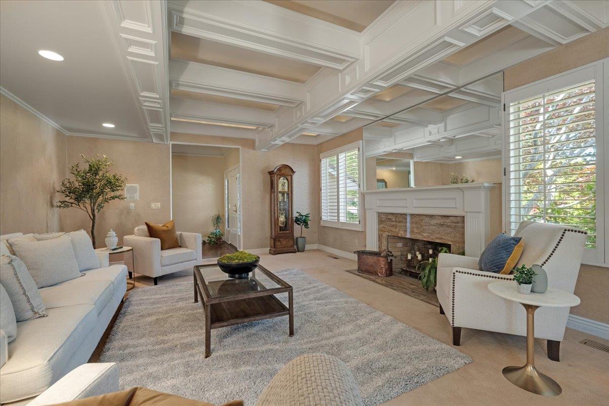 86 Hollins DR