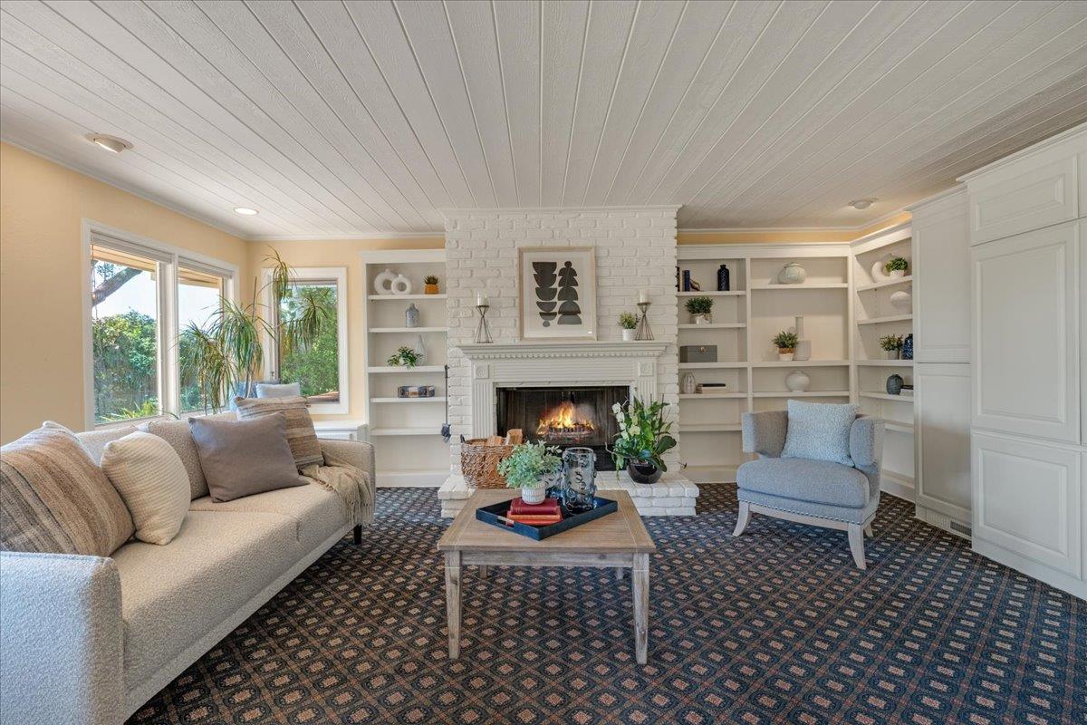 86 Hollins DR