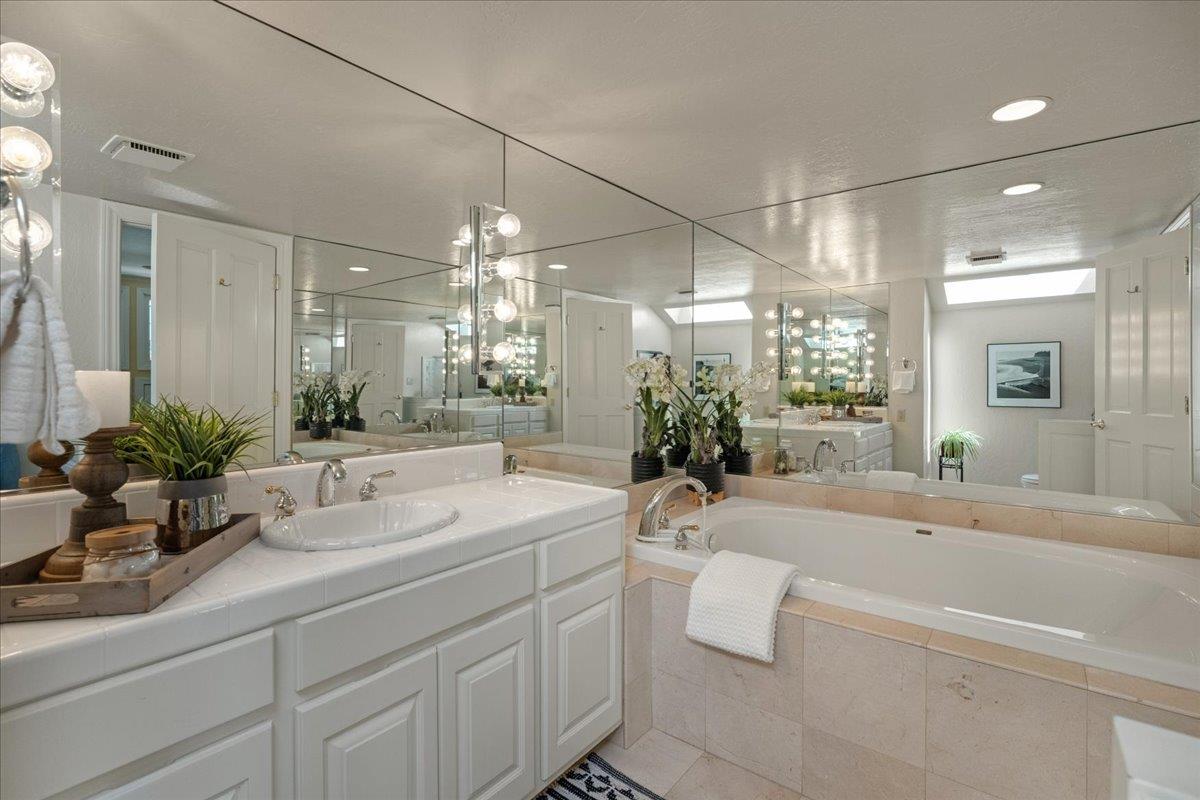 86 Hollins DR