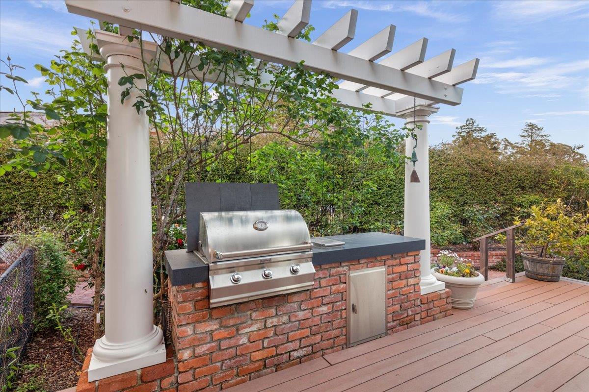 86 Hollins DR