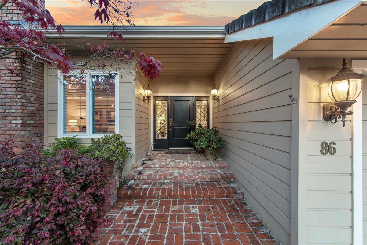 86 Hollins DR