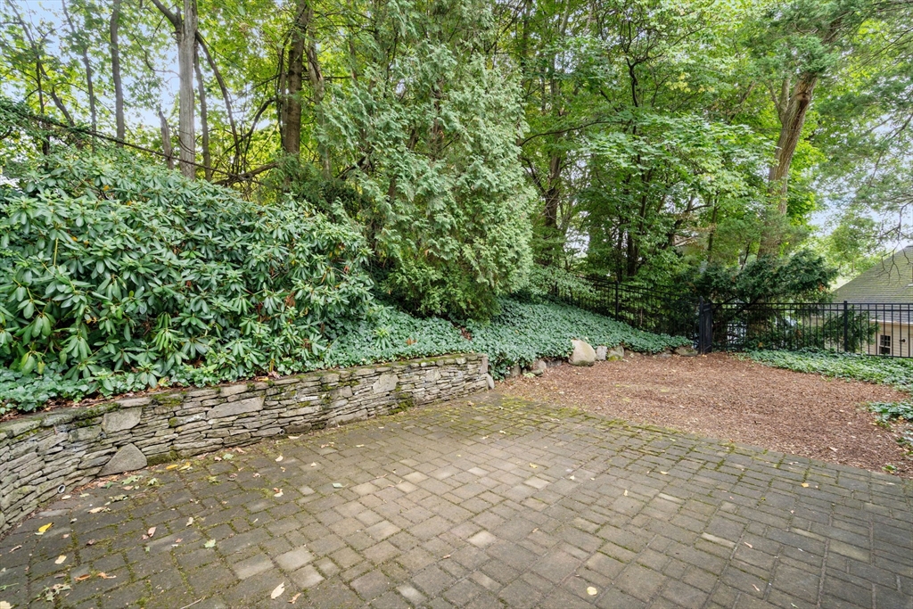 16 Duxbury Road