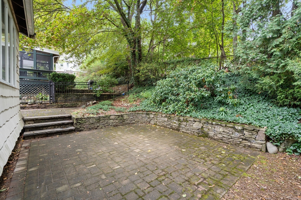 16 Duxbury Road