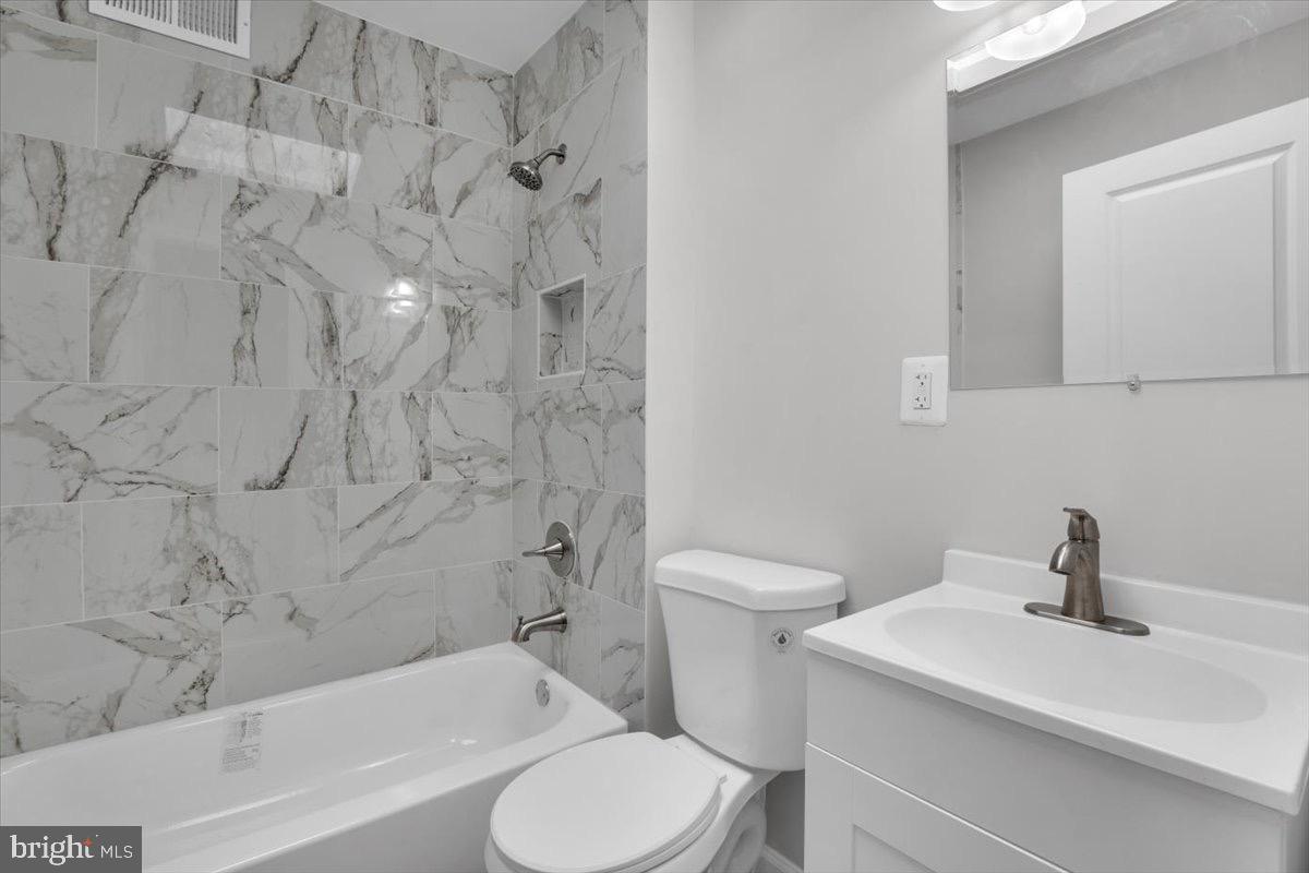 1517 DOWNING STREET NE