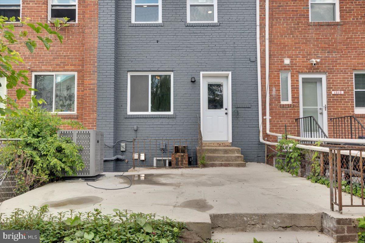 1517 DOWNING STREET NE