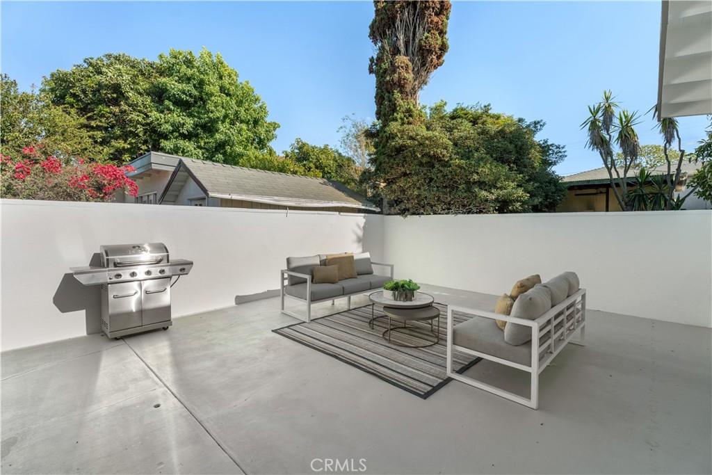 208 W Walnut Avenue