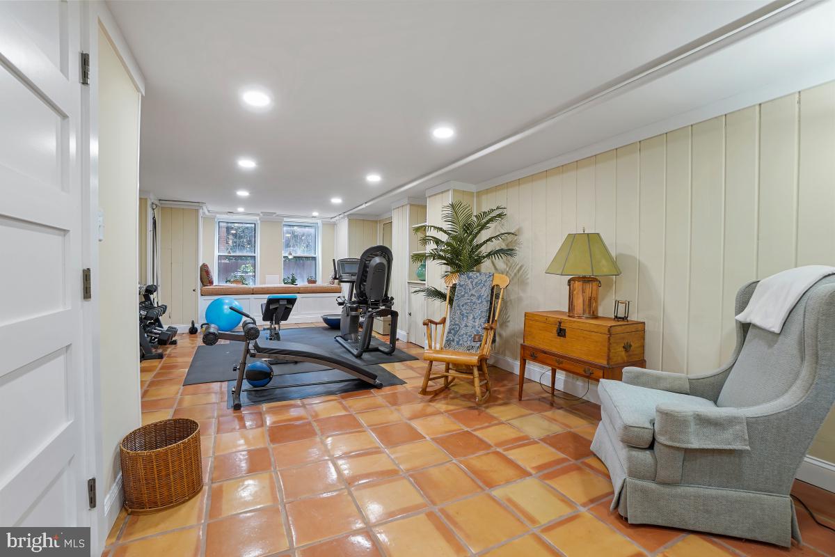 2222 1st St NW