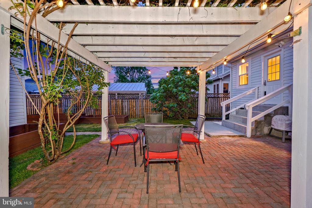 859 van Buren St NW
