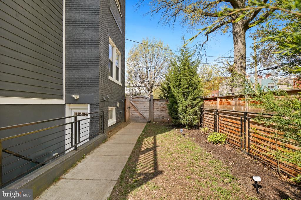 5337 5TH STREET NW