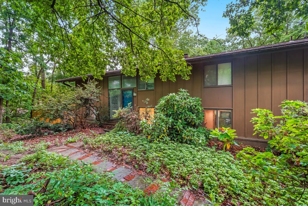 8545 PINEWAY COURT