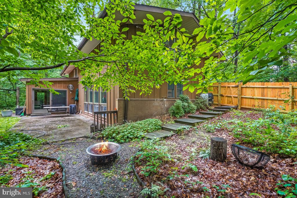 8545 PINEWAY COURT