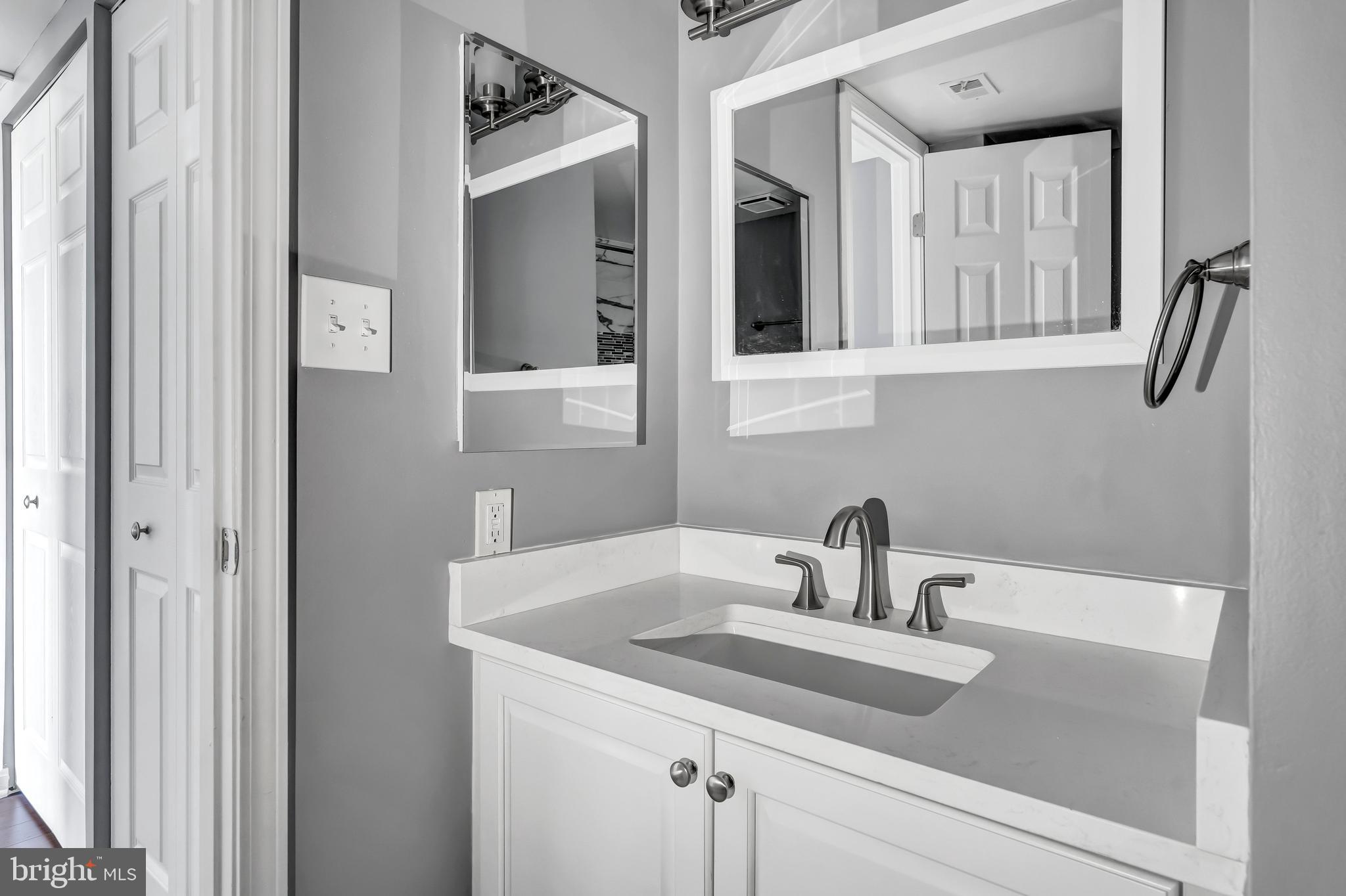 10101 Grosvenor Pl #812