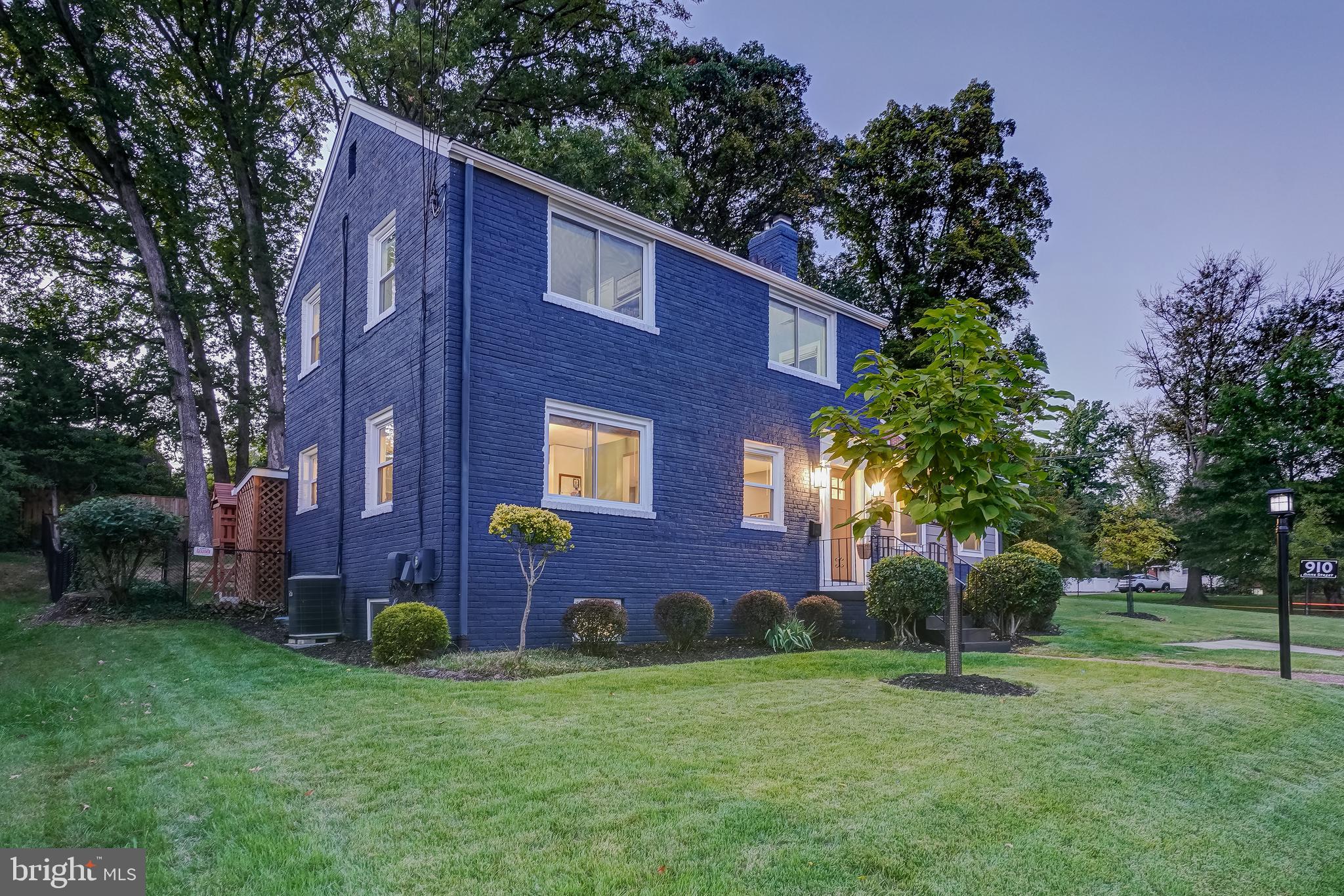 910 Anne St