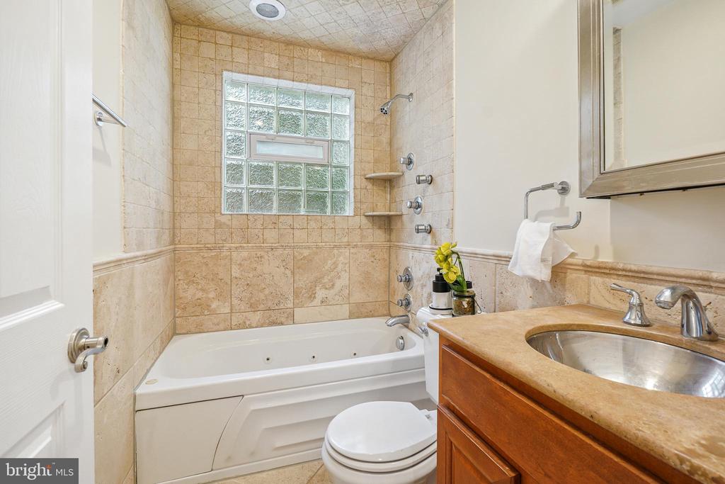 7527 Maple Ave #4