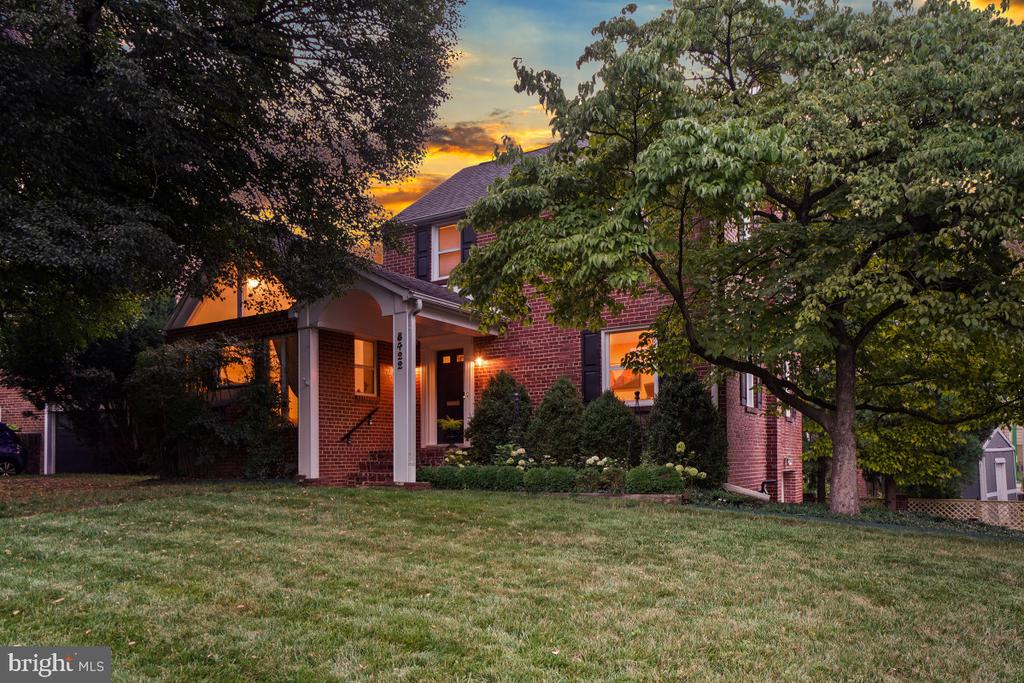 8422 QUEEN ANNES DRIVE