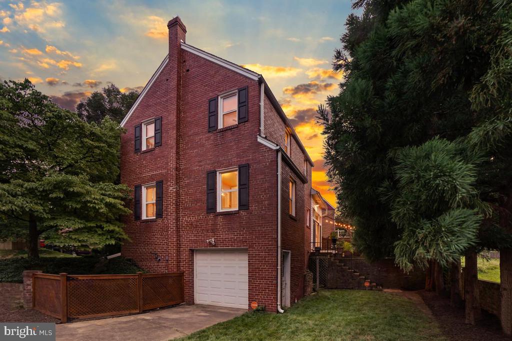 8422 QUEEN ANNES DRIVE