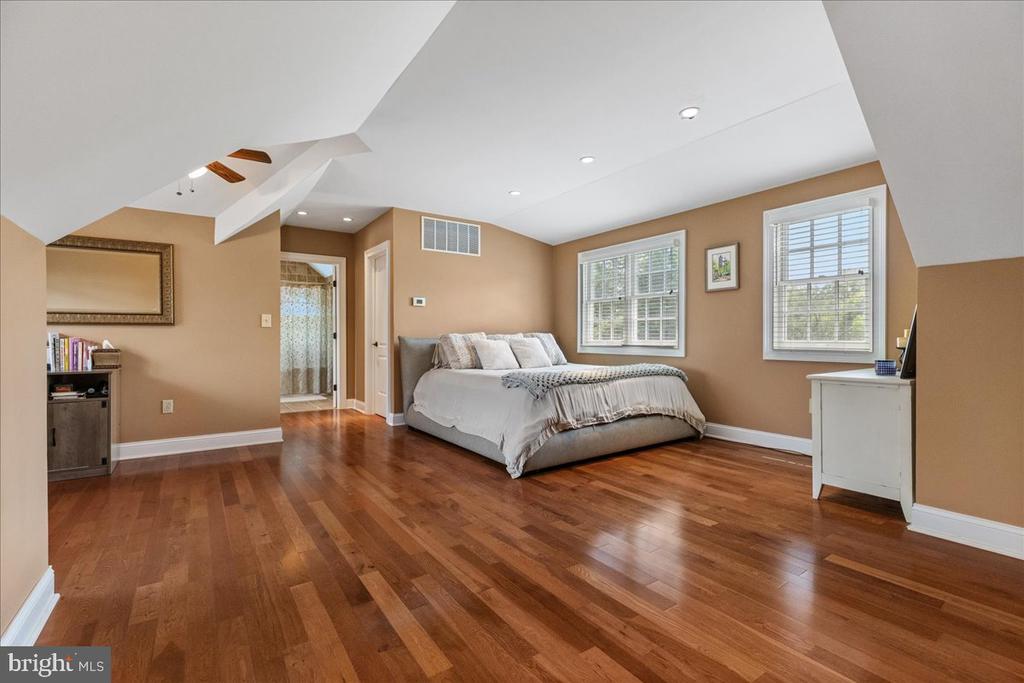 2 SCENIC HILLS COURT