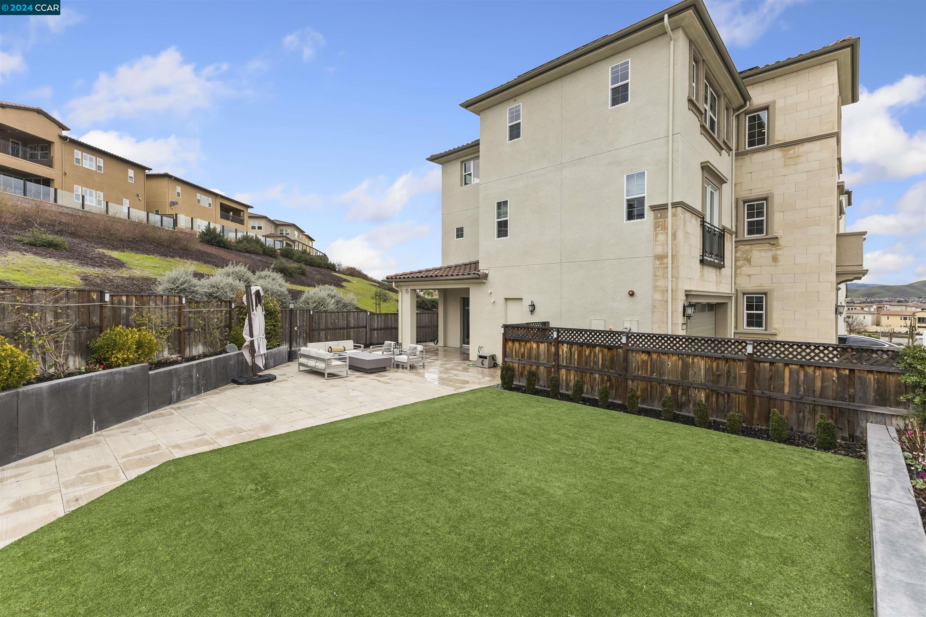 806 Bergamot Ct