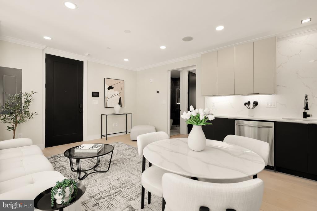 2305 NICHOLSON SE Unit: 301