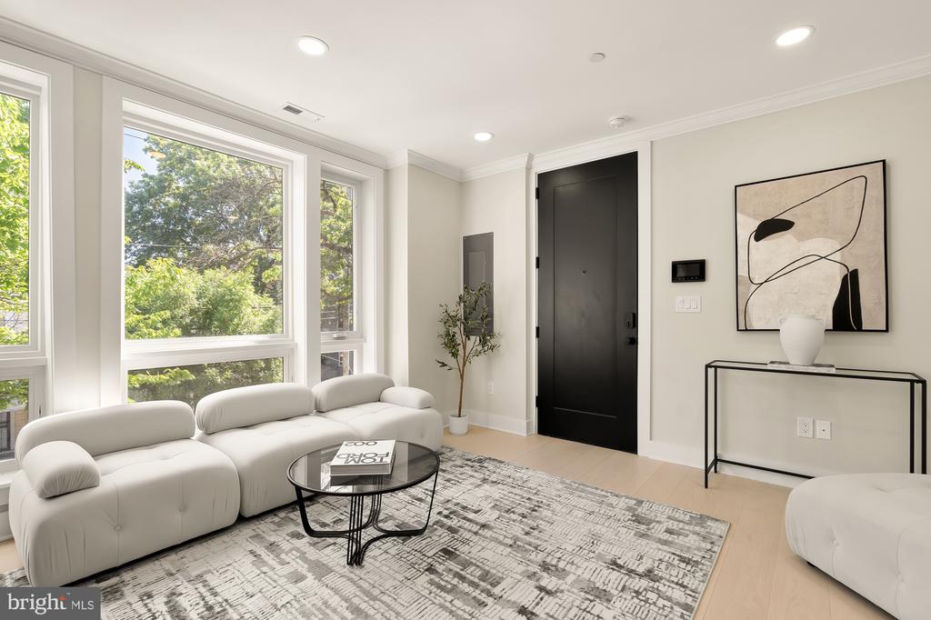 2305 NICHOLSON SE Unit: 301