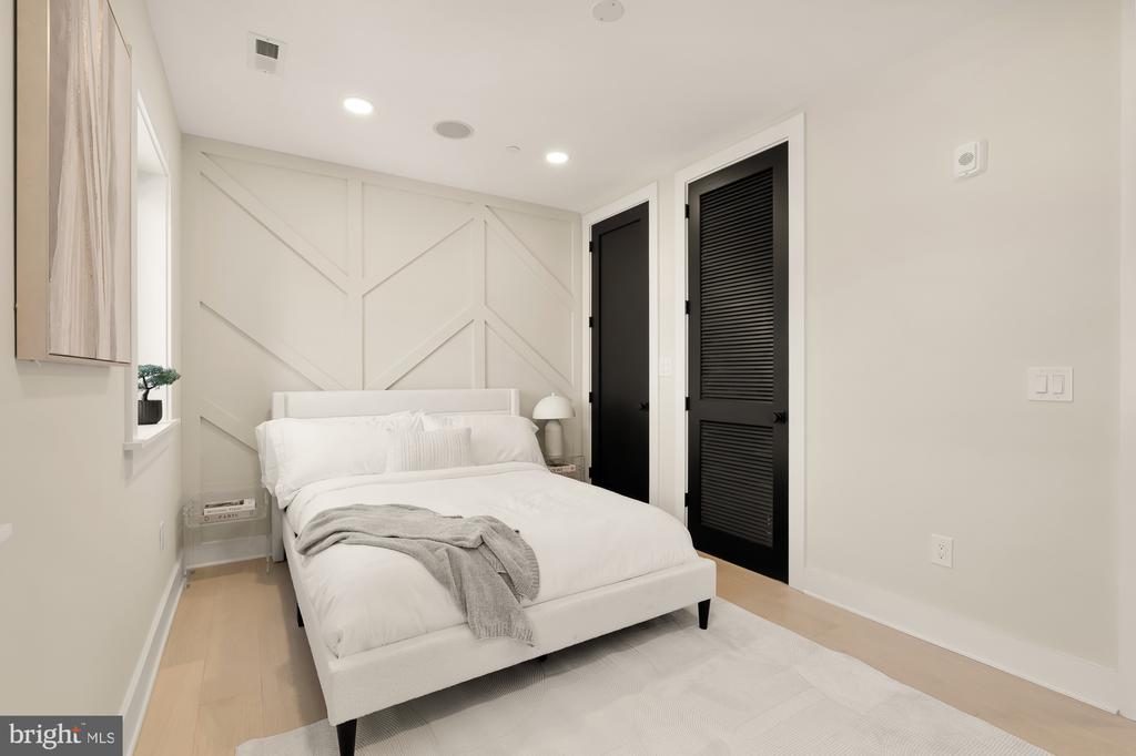 2305 NICHOLSON SE Unit: 301