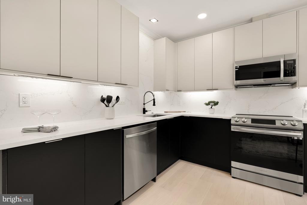 2305 NICHOLSON SE Unit: 301