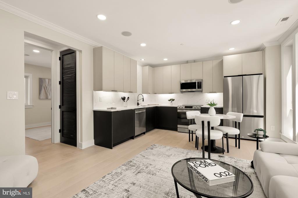 2305 NICHOLSON SE Unit: 301