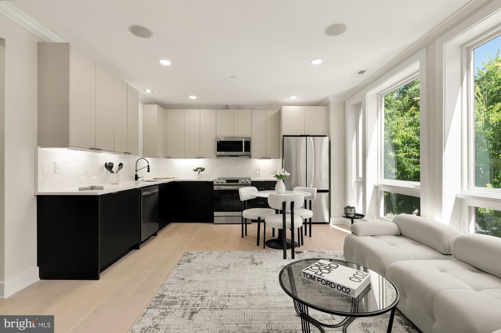 2305 NICHOLSON SE Unit: 301