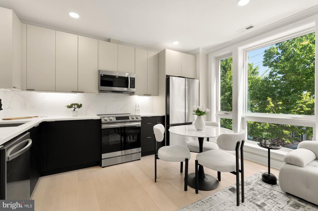 2305 NICHOLSON SE Unit: 301
