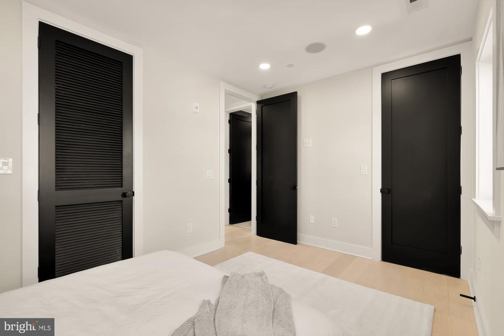 2305 NICHOLSON SE Unit: 301
