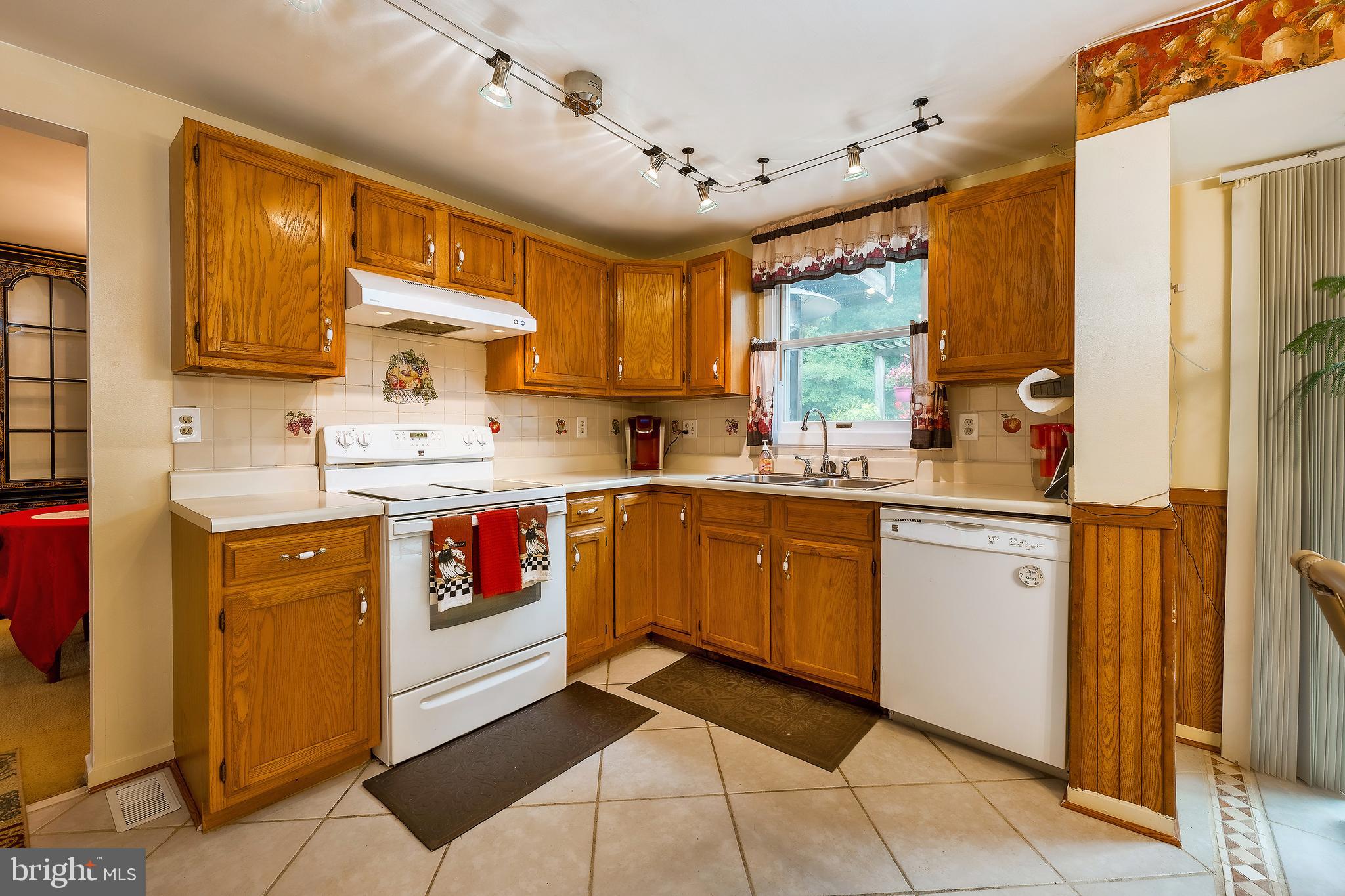 8915 Trapper LANE