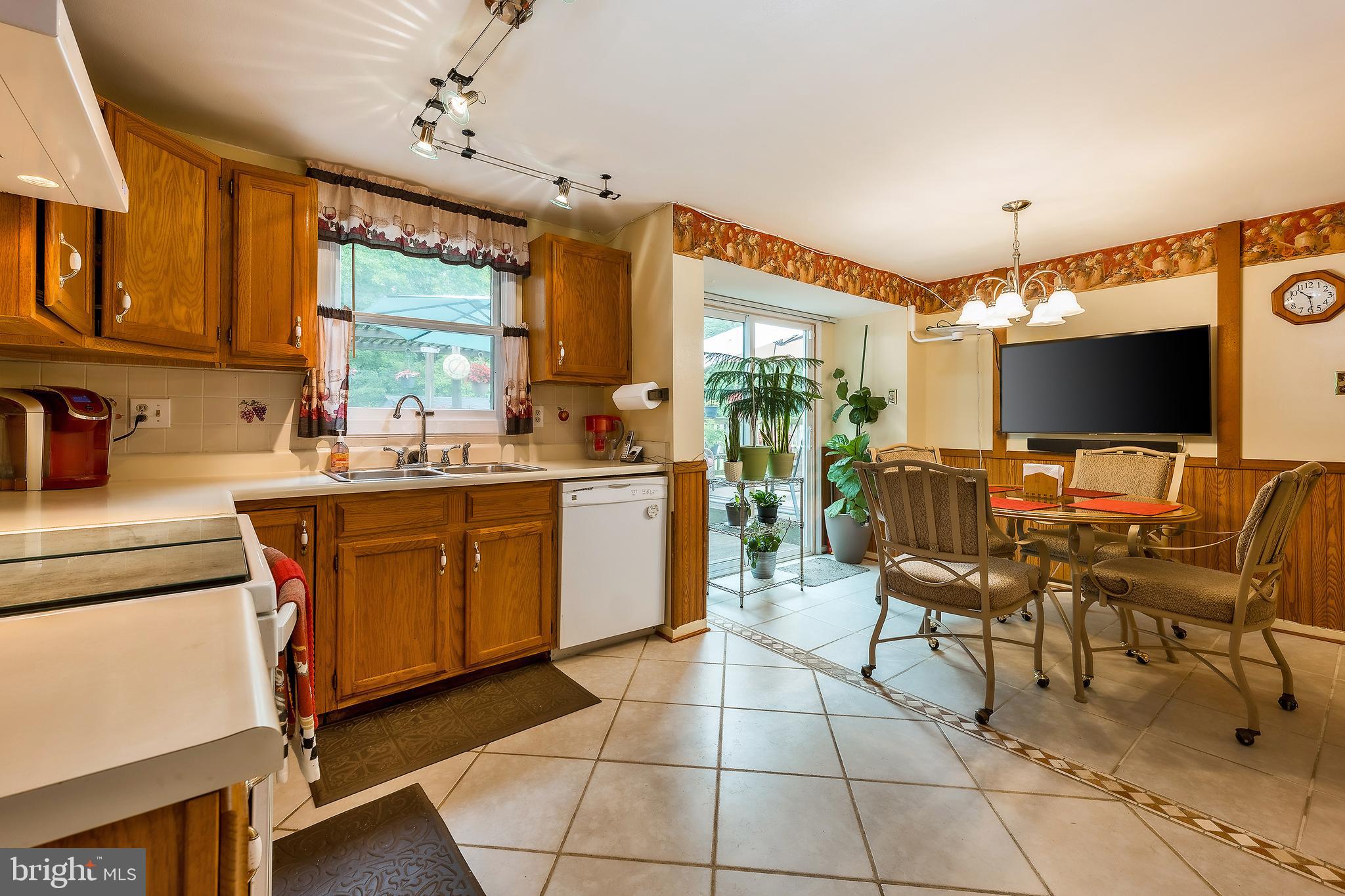 8915 Trapper LANE