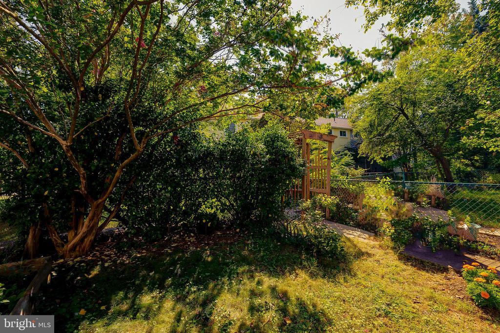 16 RIDGE ROAD N
