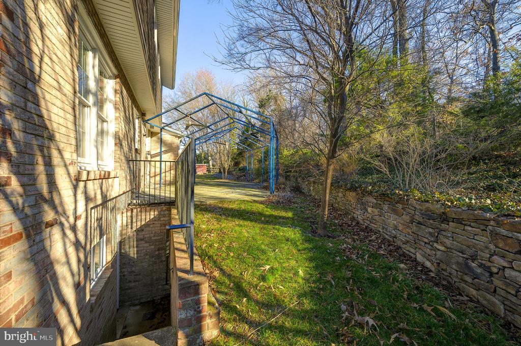 115 LAKESIDE DRIVE