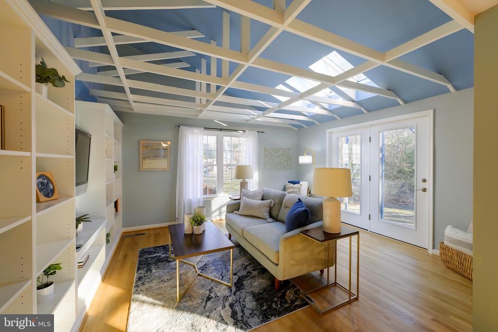 115 LAKESIDE DRIVE