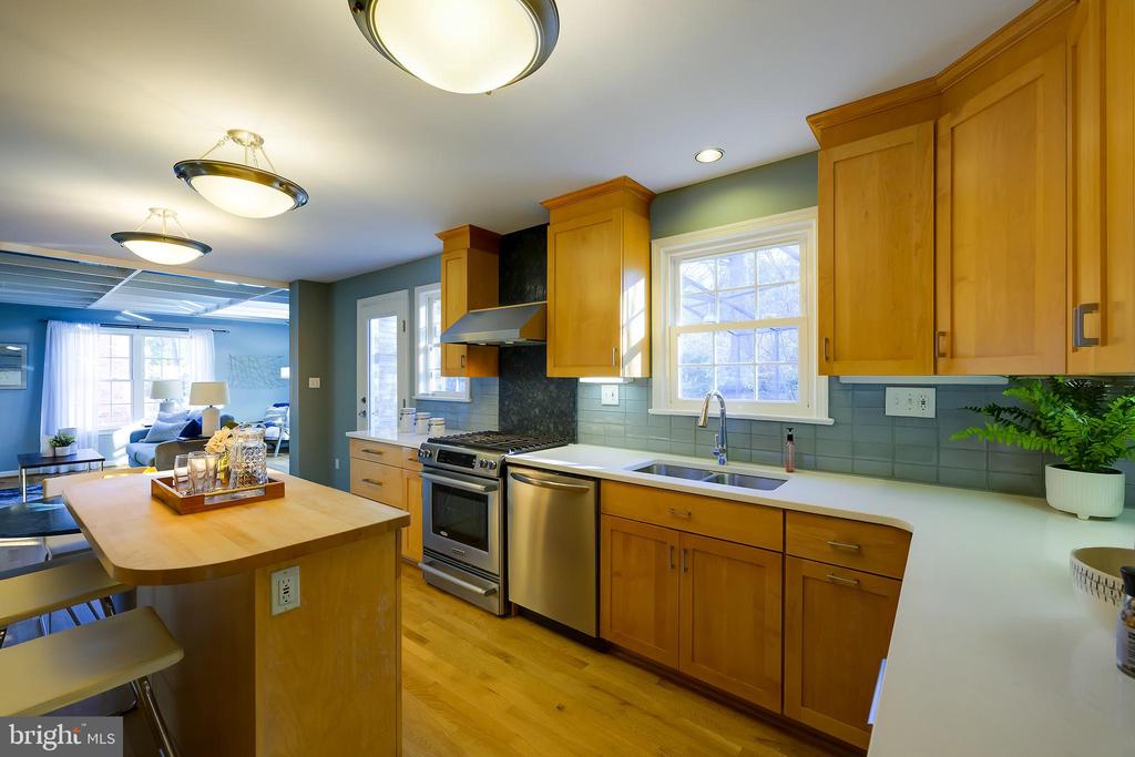 115 LAKESIDE DRIVE