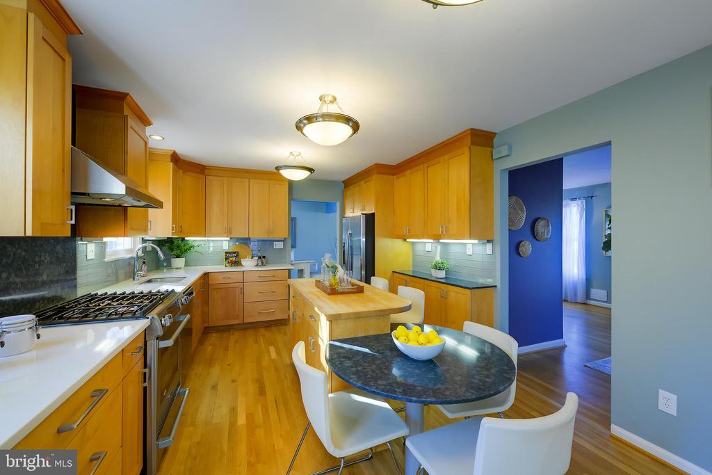 115 LAKESIDE DRIVE