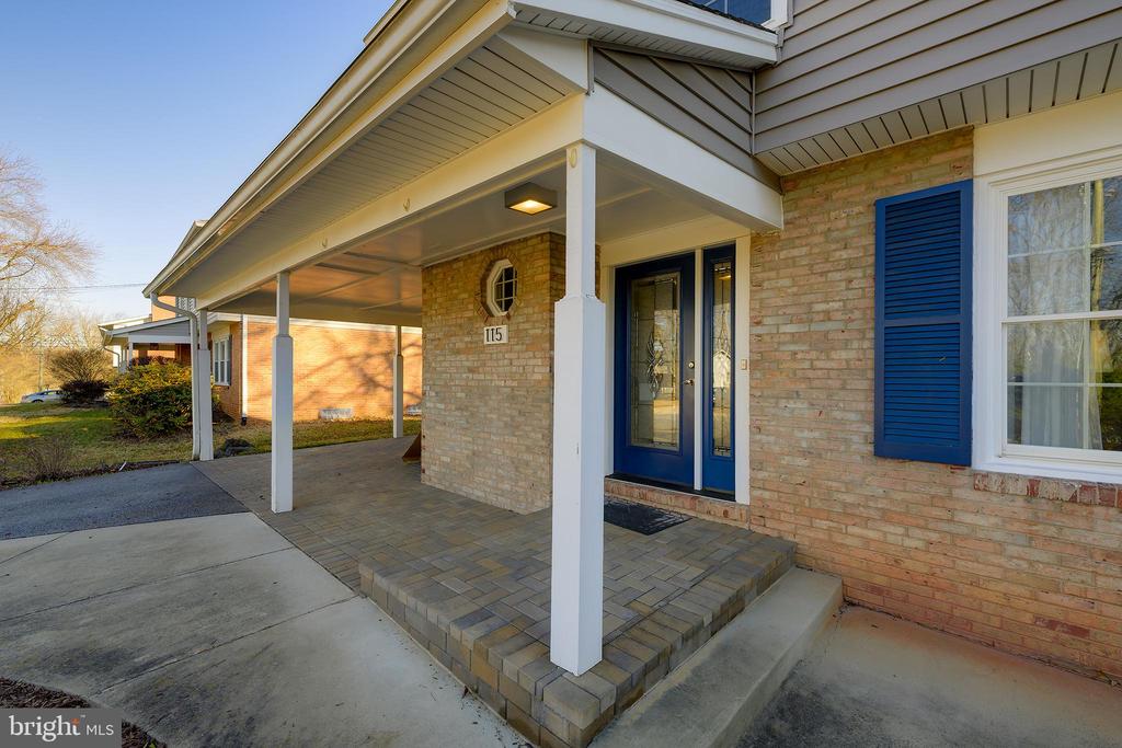 115 LAKESIDE DRIVE