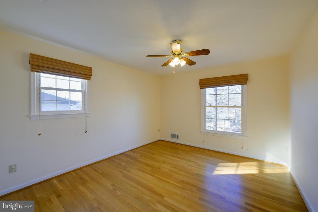 115 LAKESIDE DRIVE