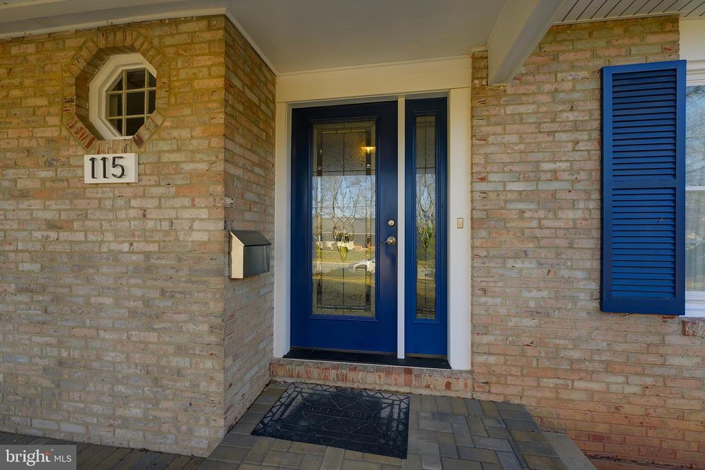 115 LAKESIDE DRIVE