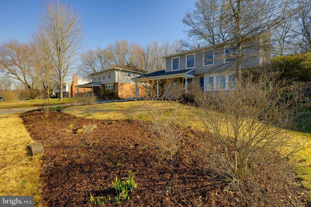 115 LAKESIDE DRIVE