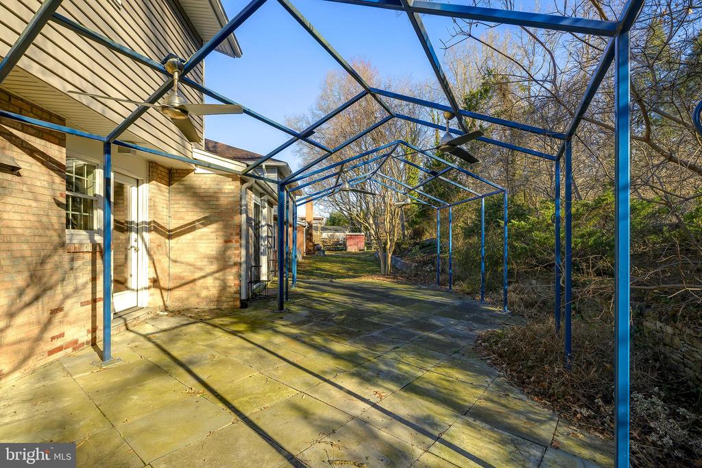 115 LAKESIDE DRIVE