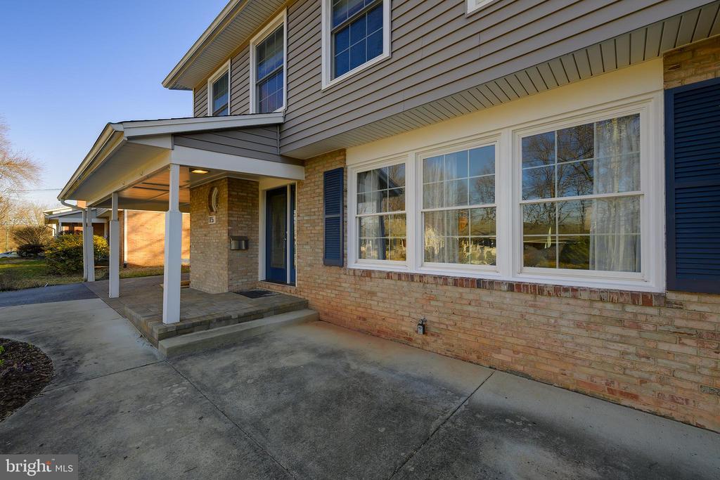115 LAKESIDE DRIVE