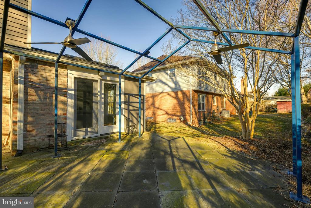 115 LAKESIDE DRIVE