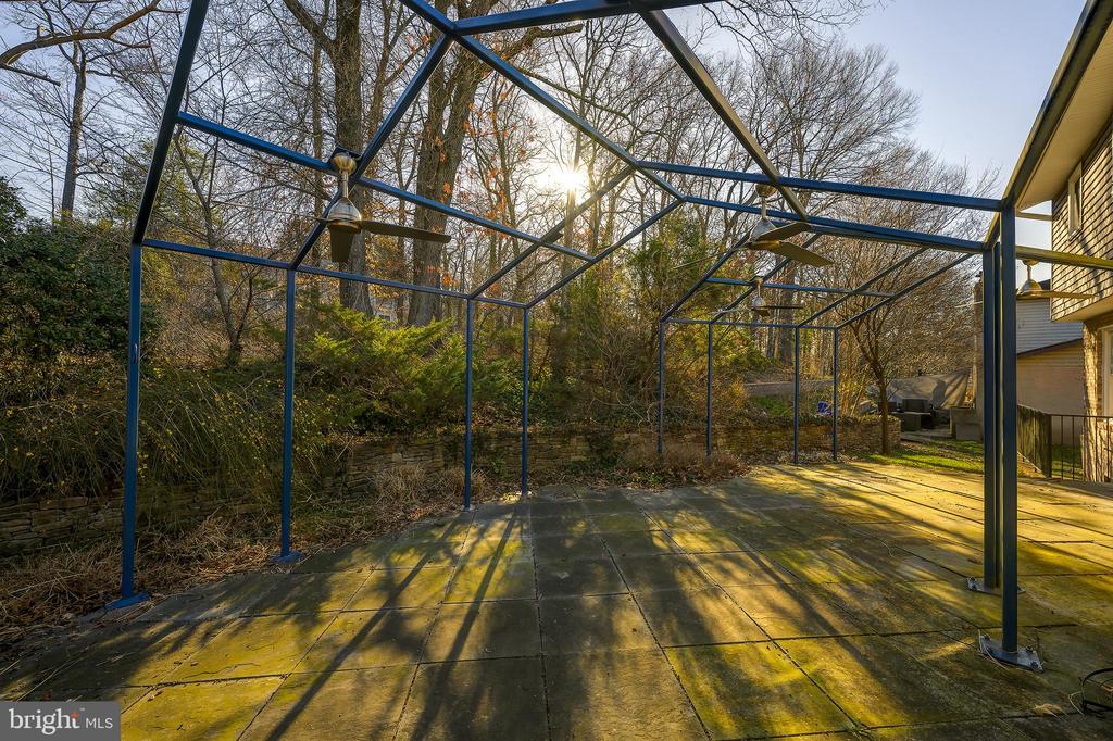 115 LAKESIDE DRIVE